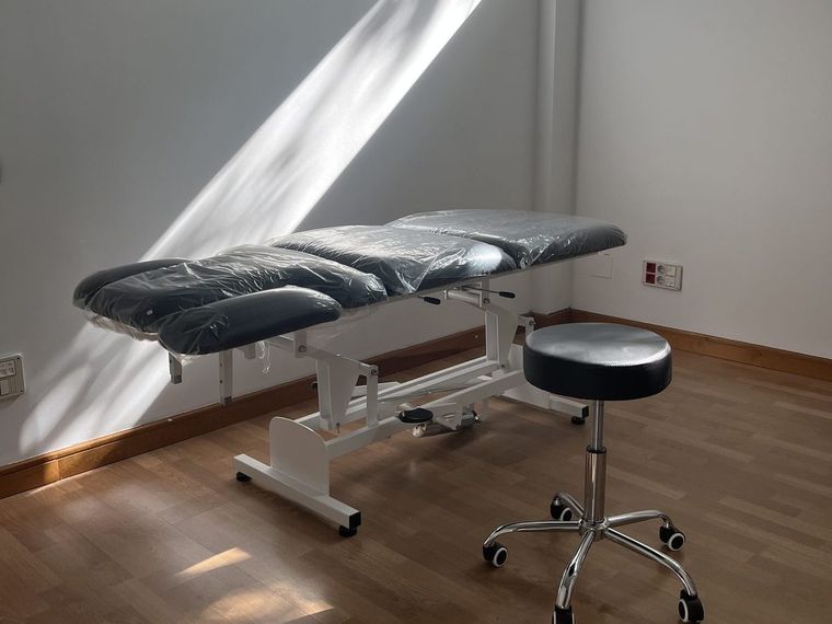Camilla de fisioterapia con luz natural en Alma Entrenamientos, Valladolid