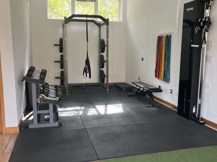 Jaula de fuerza, mancuernas y bandas el&aacute;sticas en la sala de Alma Entrenamientos, Valladolid